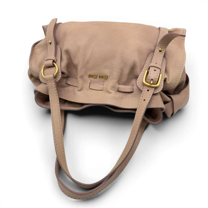 https://cdn.shopify.com/s/files/1/0564/9376/8855/files/Miu_Miu_Schultertasche_Ribbon_aus_Leder_rosa_vintage7614.webp?v=1779290194