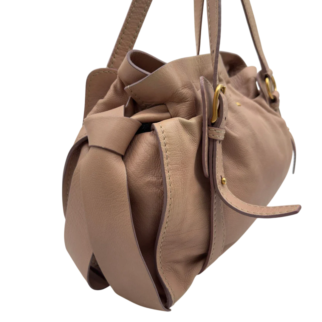 https://cdn.shopify.com/s/files/1/0564/9376/8855/files/Miu_Miu_Schultertasche_Ribbon_aus_Leder_rosa_vintage7615.webp?v=1779290194