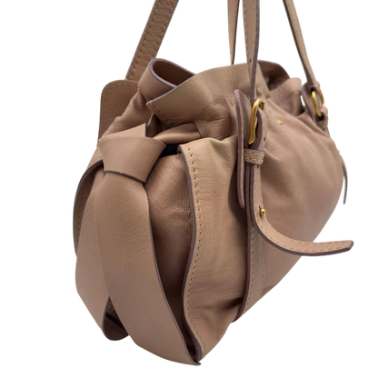 https://cdn.shopify.com/s/files/1/0564/9376/8855/files/Miu_Miu_Schultertasche_Ribbon_aus_Leder_rosa_vintage7615.webp?v=1779290194