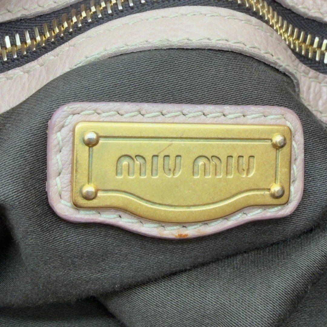 https://cdn.shopify.com/s/files/1/0564/9376/8855/files/Miu_Miu_Schultertasche_Ribbon_aus_Leder_rosa_vintage7617.webp?v=1779290194