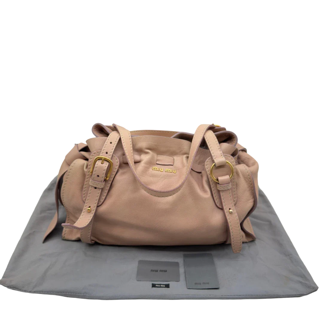 https://cdn.shopify.com/s/files/1/0564/9376/8855/files/Miu_Miu_Schultertasche_Ribbon_aus_Leder_rosa_vintage7618.webp?v=1779290193