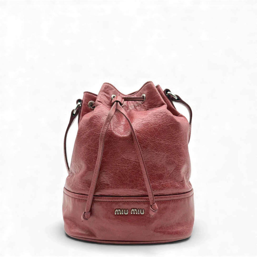 https://cdn.shopify.com/s/files/1/0564/9376/8855/files/Miu_Miu_Umhangetasche_Bucket_aus_Leder_rot_vintage_crossbody1969.webp?v=1764258114