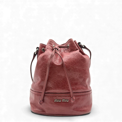 https://cdn.shopify.com/s/files/1/0564/9376/8855/files/Miu_Miu_Umhangetasche_Bucket_aus_Leder_rot_vintage_crossbody1969.webp?v=1764258114
