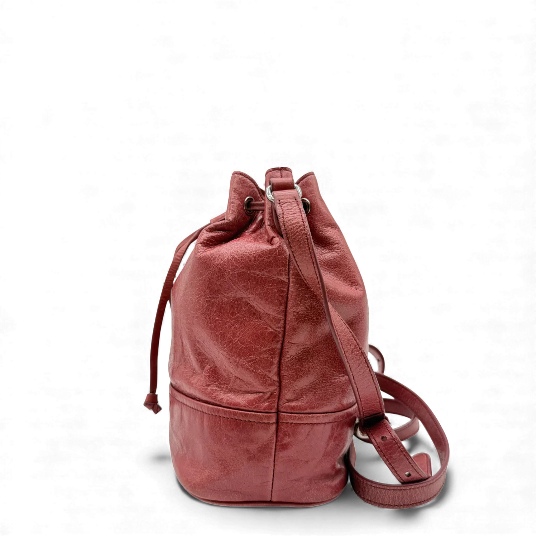 https://cdn.shopify.com/s/files/1/0564/9376/8855/files/Miu_Miu_Umhangetasche_Bucket_aus_Leder_rot_vintage_crossbody1973.webp?v=1764258062