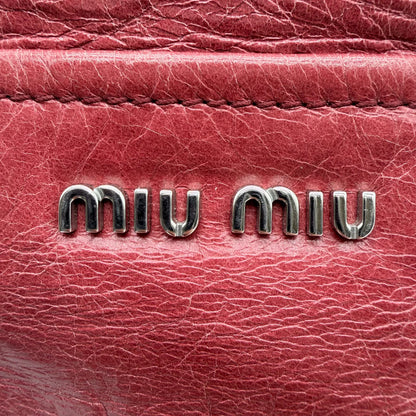 https://cdn.shopify.com/s/files/1/0564/9376/8855/files/Miu_Miu_Umhangetasche_Bucket_aus_Leder_rot_vintage_crossbody1982.webp?v=1764258063