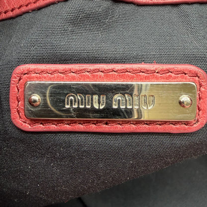 https://cdn.shopify.com/s/files/1/0564/9376/8855/files/Miu_Miu_Umhangetasche_Bucket_aus_Leder_rot_vintage_crossbody1986.webp?v=1764258063