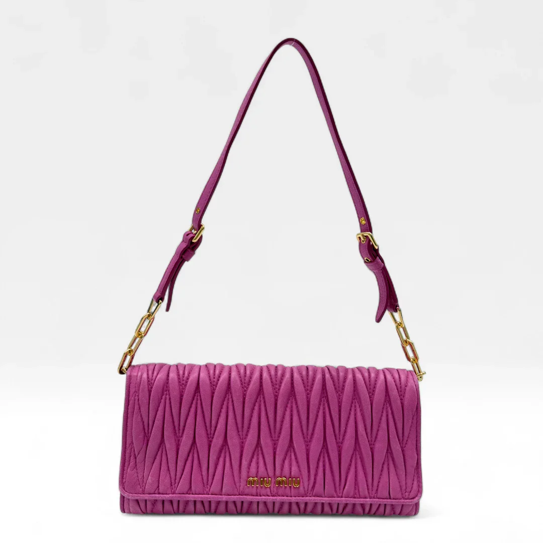 https://cdn.shopify.com/s/files/1/0564/9376/8855/files/Miu_Miu_Umhangetasche_Matelasse_Wallet_on_Chain_aus_Leder_pink_vintage_crossbody9795.webp?v=1758648227