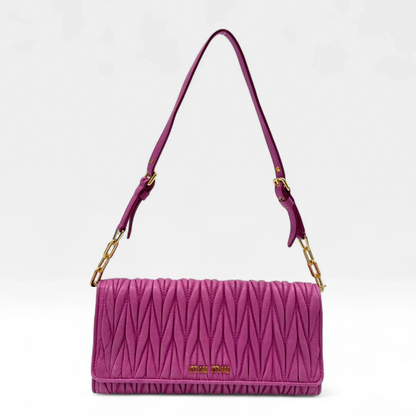 https://cdn.shopify.com/s/files/1/0564/9376/8855/files/Miu_Miu_Umhangetasche_Matelasse_Wallet_on_Chain_aus_Leder_pink_vintage_crossbody9795.webp?v=1758648227