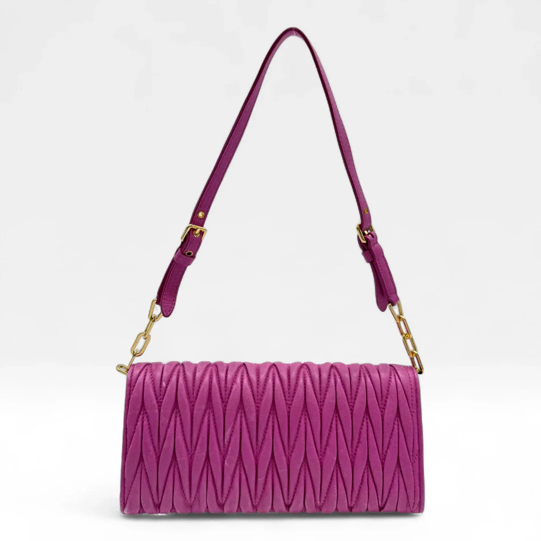 https://cdn.shopify.com/s/files/1/0564/9376/8855/files/Miu_Miu_Umhangetasche_Matelasse_Wallet_on_Chain_aus_Leder_pink_vintage_crossbody9798.webp?v=1758892175