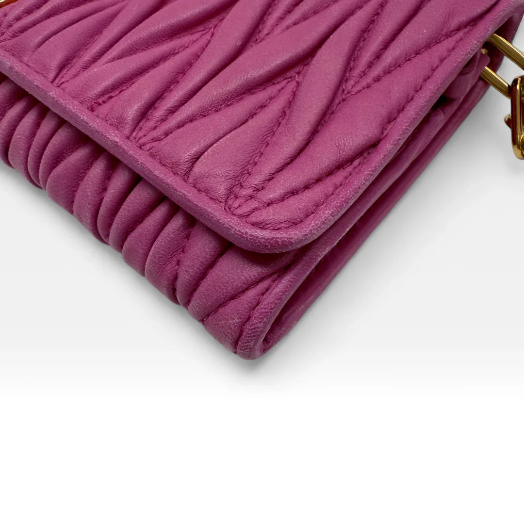 https://cdn.shopify.com/s/files/1/0564/9376/8855/files/Miu_Miu_Umhangetasche_Matelasse_Wallet_on_Chain_aus_Leder_pink_vintage_crossbody9803.webp?v=1758892175
