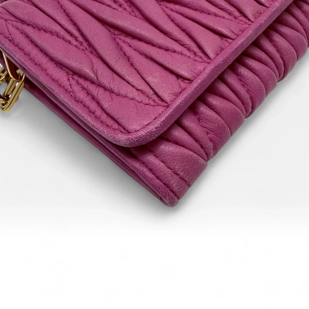 https://cdn.shopify.com/s/files/1/0564/9376/8855/files/Miu_Miu_Umhangetasche_Matelasse_Wallet_on_Chain_aus_Leder_pink_vintage_crossbody9804.webp?v=1758892175
