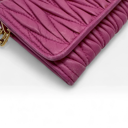 https://cdn.shopify.com/s/files/1/0564/9376/8855/files/Miu_Miu_Umhangetasche_Matelasse_Wallet_on_Chain_aus_Leder_pink_vintage_crossbody9804.webp?v=1758892175