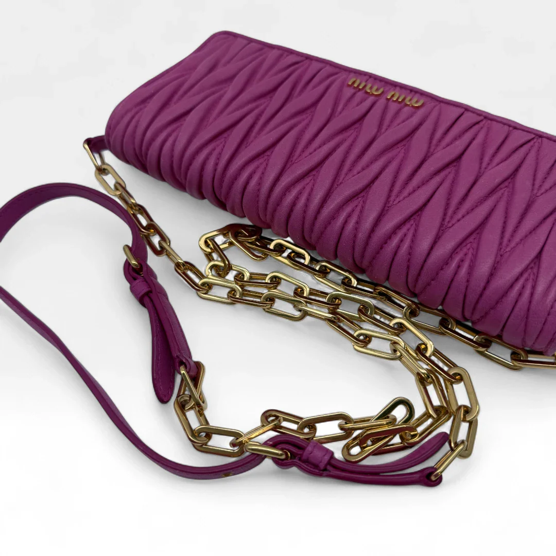 https://cdn.shopify.com/s/files/1/0564/9376/8855/files/Miu_Miu_Umhangetasche_Matelasse_Wallet_on_Chain_aus_Leder_pink_vintage_crossbody9807.webp?v=1758892175