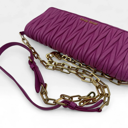 https://cdn.shopify.com/s/files/1/0564/9376/8855/files/Miu_Miu_Umhangetasche_Matelasse_Wallet_on_Chain_aus_Leder_pink_vintage_crossbody9807.webp?v=1758892175