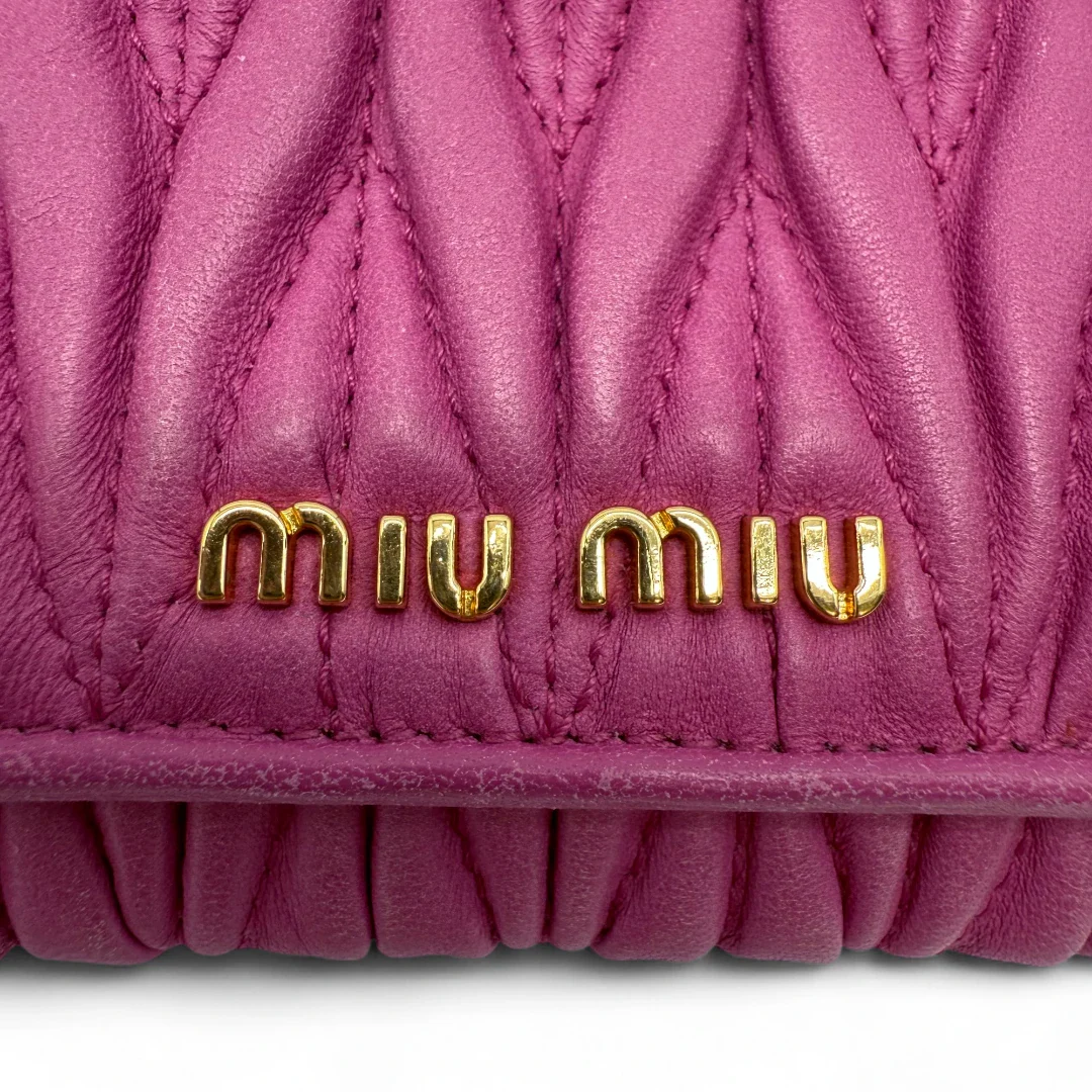 https://cdn.shopify.com/s/files/1/0564/9376/8855/files/Miu_Miu_Umhangetasche_Matelasse_Wallet_on_Chain_aus_Leder_pink_vintage_crossbody9808.webp?v=1758892175