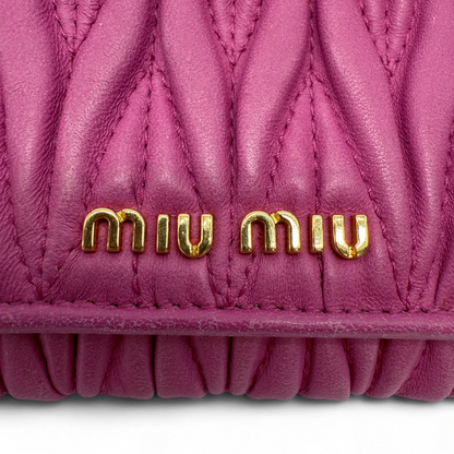 https://cdn.shopify.com/s/files/1/0564/9376/8855/files/Miu_Miu_Umhangetasche_Matelasse_Wallet_on_Chain_aus_Leder_pink_vintage_crossbody9808.webp?v=1758892175
