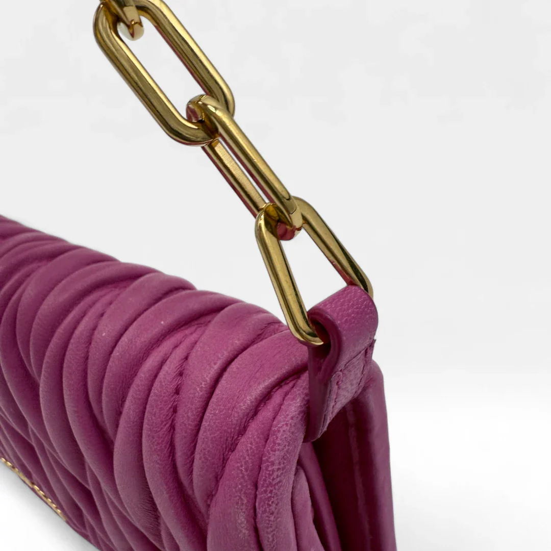 https://cdn.shopify.com/s/files/1/0564/9376/8855/files/Miu_Miu_Umhangetasche_Matelasse_Wallet_on_Chain_aus_Leder_pink_vintage_crossbody9811.webp?v=1758892175