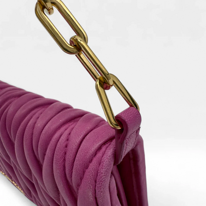 https://cdn.shopify.com/s/files/1/0564/9376/8855/files/Miu_Miu_Umhangetasche_Matelasse_Wallet_on_Chain_aus_Leder_pink_vintage_crossbody9811.webp?v=1758892175
