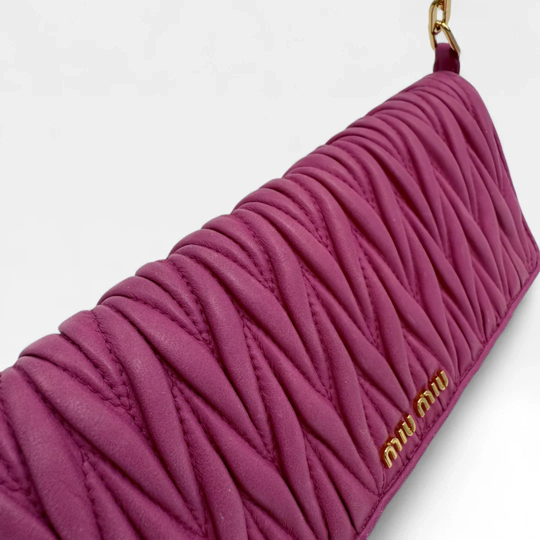 https://cdn.shopify.com/s/files/1/0564/9376/8855/files/Miu_Miu_Umhangetasche_Matelasse_Wallet_on_Chain_aus_Leder_pink_vintage_crossbody9812.webp?v=1758892175