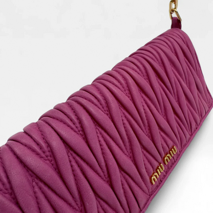 https://cdn.shopify.com/s/files/1/0564/9376/8855/files/Miu_Miu_Umhangetasche_Matelasse_Wallet_on_Chain_aus_Leder_pink_vintage_crossbody9812.webp?v=1758892175