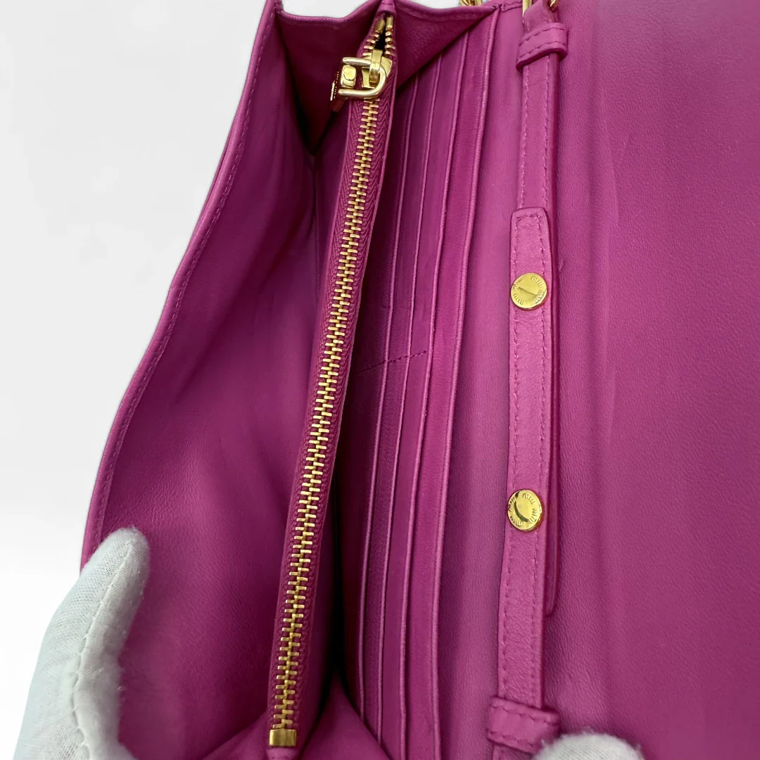 https://cdn.shopify.com/s/files/1/0564/9376/8855/files/Miu_Miu_Umhangetasche_Matelasse_Wallet_on_Chain_aus_Leder_pink_vintage_crossbody9814.webp?v=1758892175