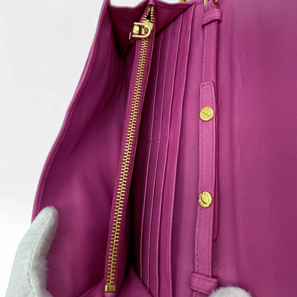 https://cdn.shopify.com/s/files/1/0564/9376/8855/files/Miu_Miu_Umhangetasche_Matelasse_Wallet_on_Chain_aus_Leder_pink_vintage_crossbody9814.webp?v=1758892175