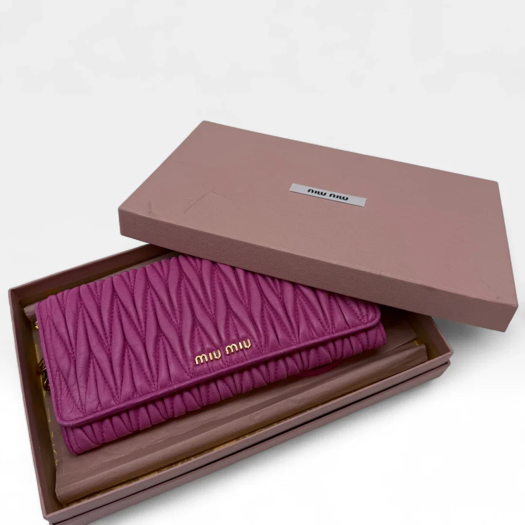 https://cdn.shopify.com/s/files/1/0564/9376/8855/files/Miu_Miu_Umhangetasche_Matelasse_Wallet_on_Chain_aus_Leder_pink_vintage_crossbody9819.webp?v=1758892175