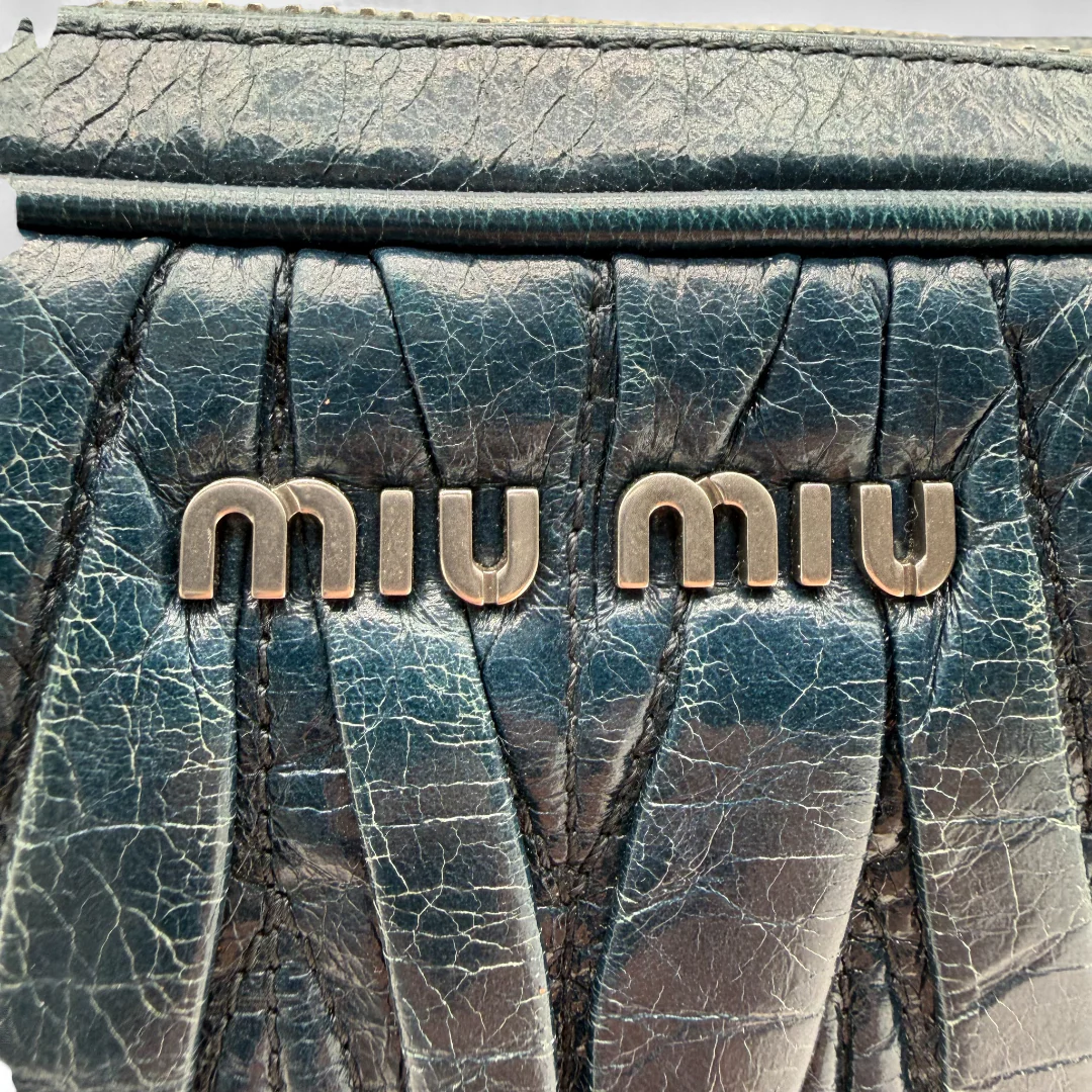 https://cdn.shopify.com/s/files/1/0564/9376/8855/files/Miu_Miu_Umhangetasche_Matelasse_aus_Leder_marineblau_vintage_crossbody6971.webp?v=1758891102