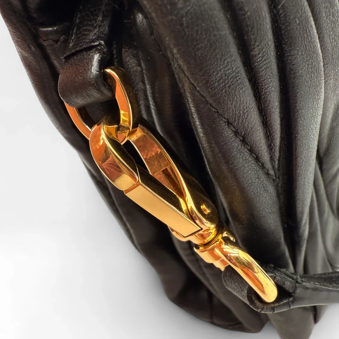 https://cdn.shopify.com/s/files/1/0564/9376/8855/files/Miu_Miu_Umhangetasche_Matelasse_aus_Leder_schwarz_second_hand_luxury_crossbody8492_1e96ca63-4616-4a35-afa7-9a9c39aa0045.webp?v=1757671406