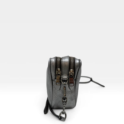 https://cdn.shopify.com/s/files/1/0564/9376/8855/files/Miu_Miu_Umhangetasche_aus_Leder_silber_vintage_crossbody4571.webp?v=1760052630