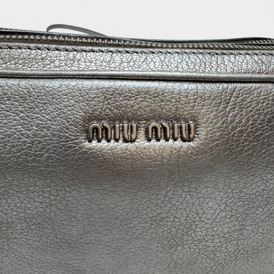 https://cdn.shopify.com/s/files/1/0564/9376/8855/files/Miu_Miu_Umhangetasche_aus_Leder_silber_vintage_crossbody4579.webp?v=1760052587
