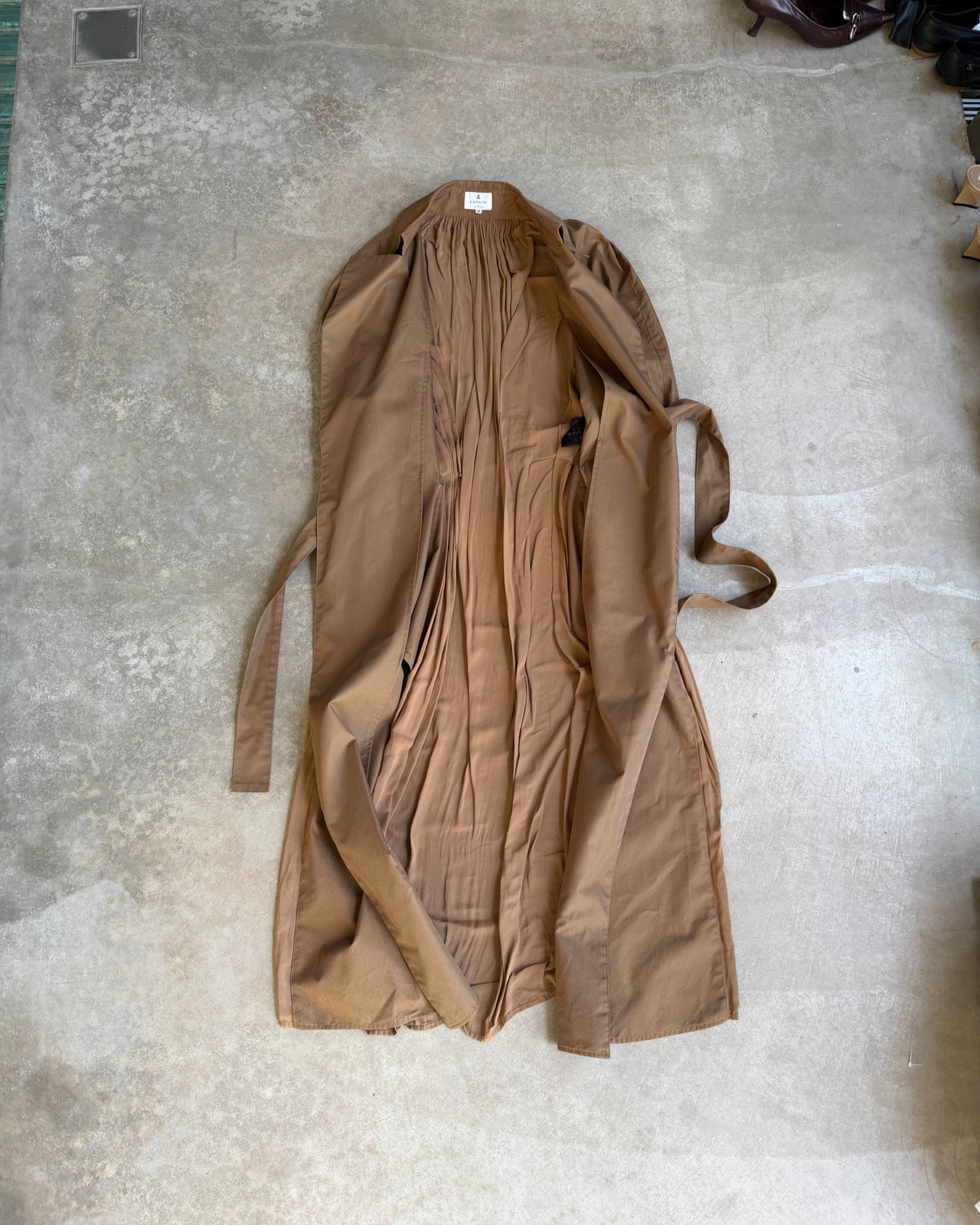 Lanvin en Bleu Cotton and Silk Trench Coat – S-on a concrete background