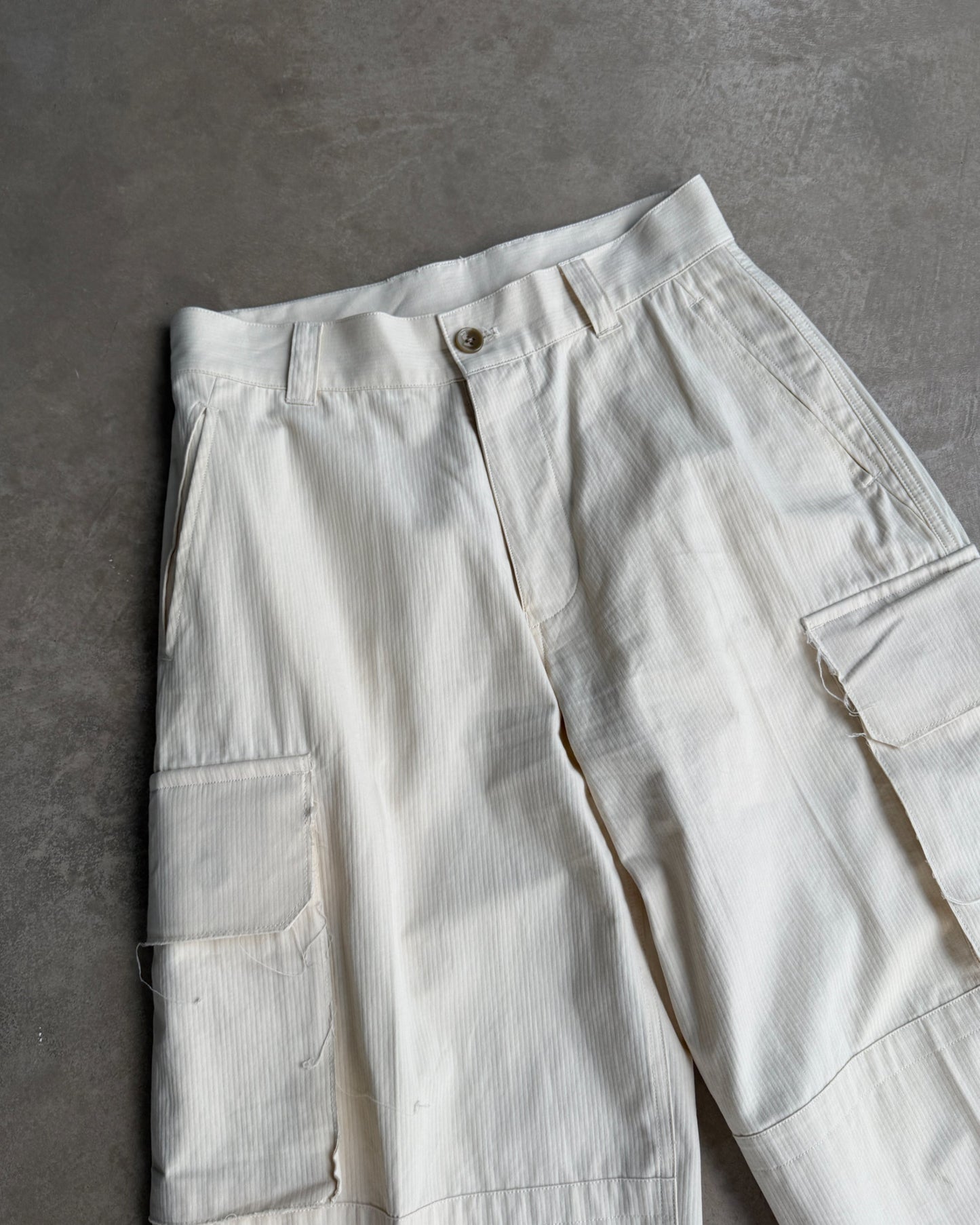 Soerte Cargo Trousers – W28–29-on a concrete background