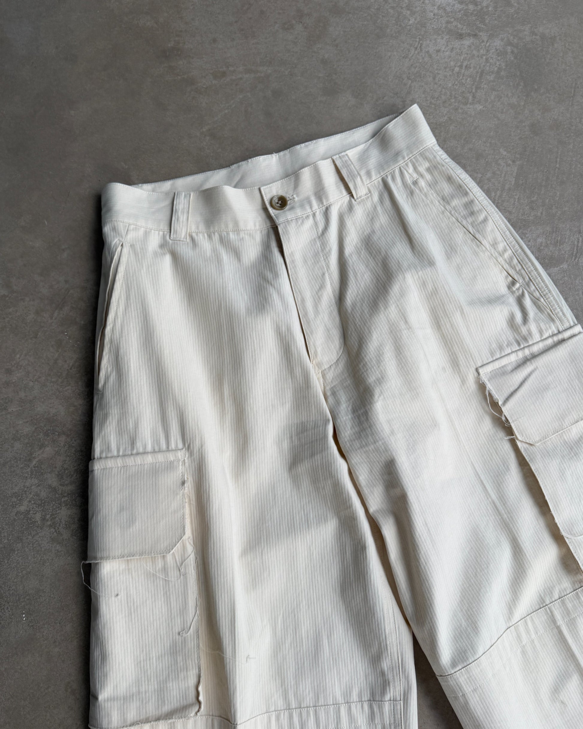 Soerte Cargo Trousers – W28–29-on a concrete background