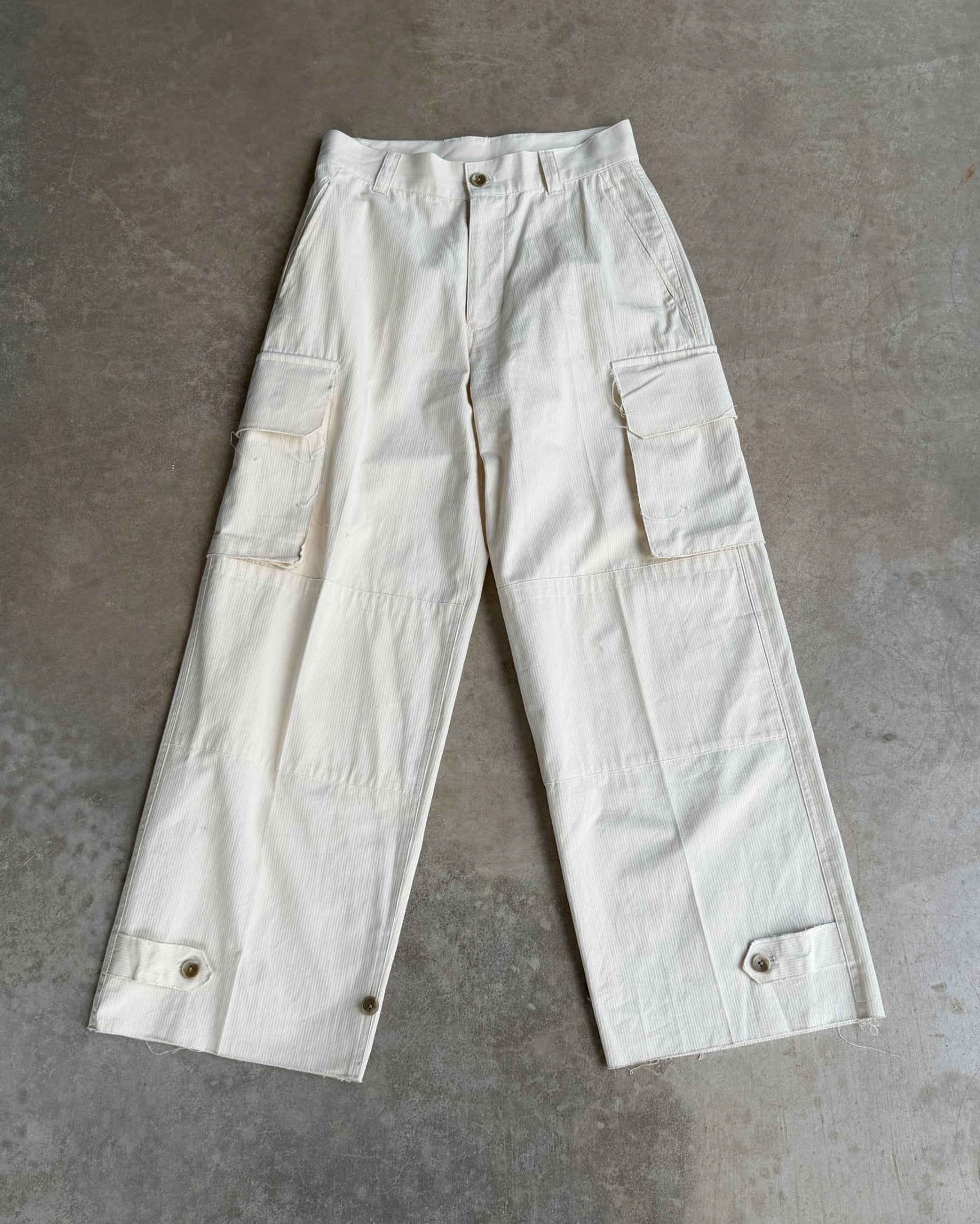 Soerte Cargo Trousers – W28–29-on a concrete background