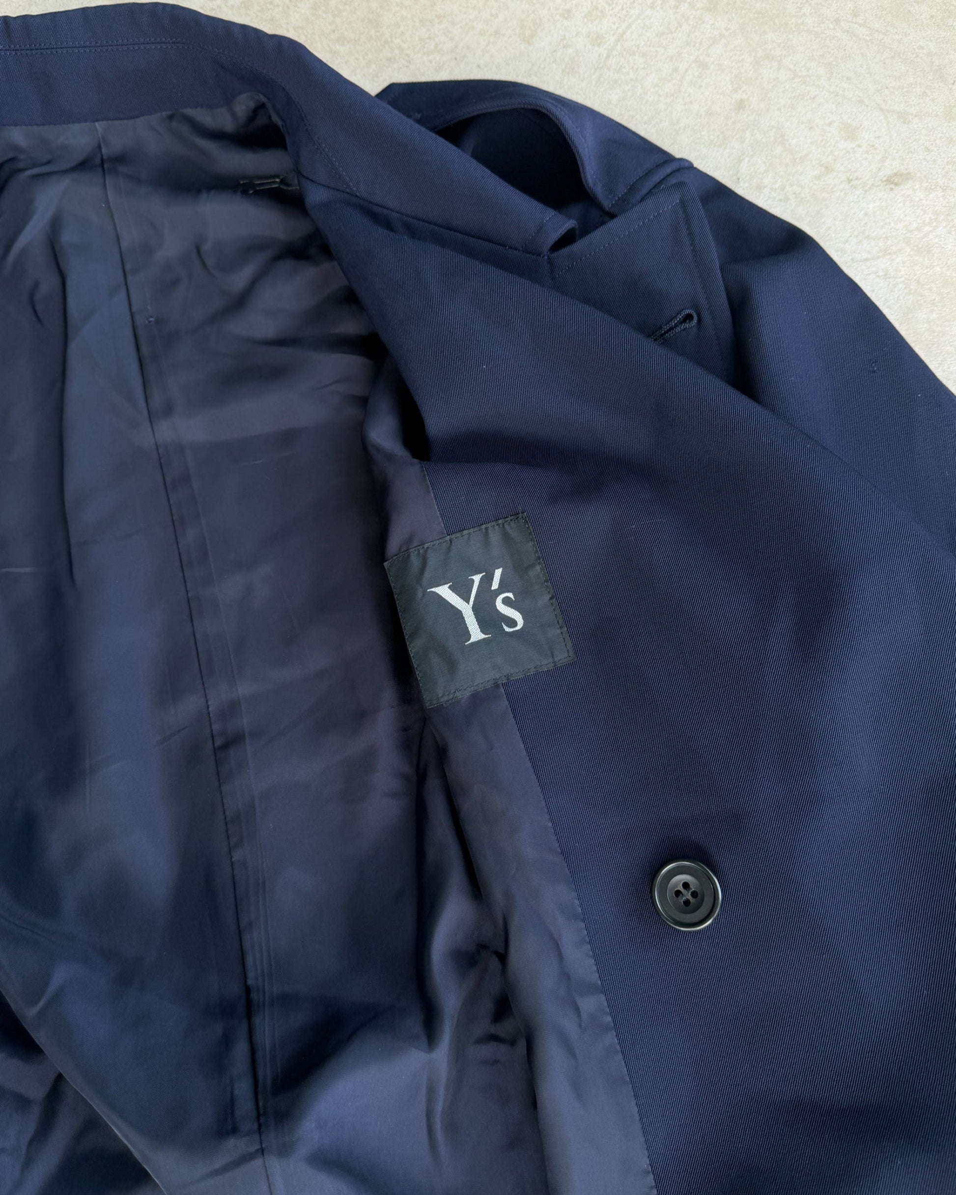Yohji Yamamoto AW04 Trench Mac Coat – L-on a concrete background