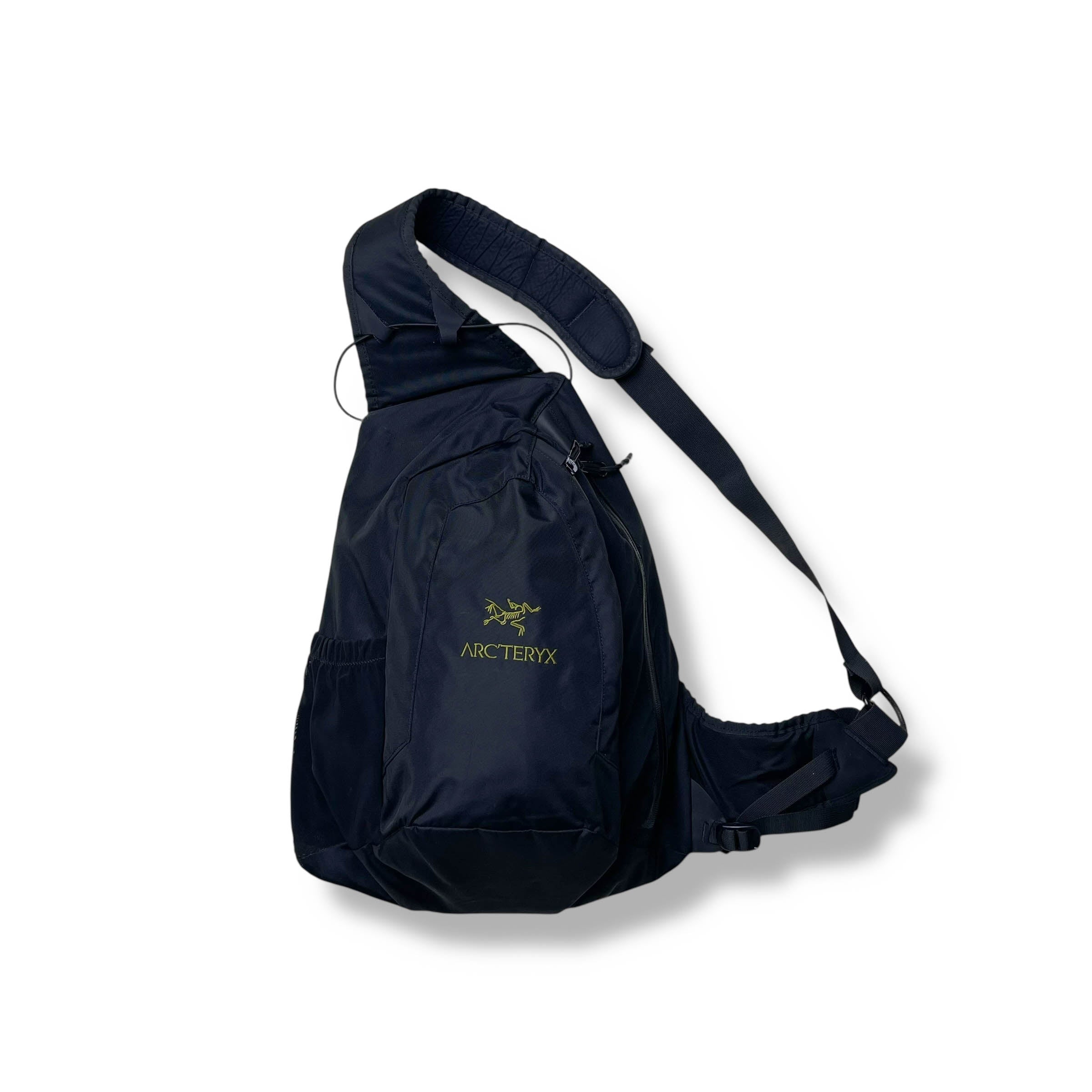 ARC’TERYX SYSTEM QUIVER CROSSBODY PACK Arc'teryx Quiver Crossbody Pack Black/Ultraviolet - FW22 - US