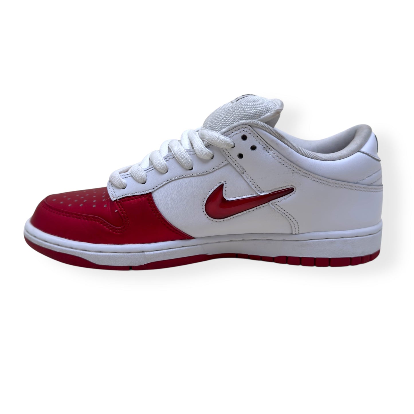 NIKE X SUPREME SB DUNK LOW TOP SNEAKER JEWEL SWOOSH UK9 | UK 9, White/Red