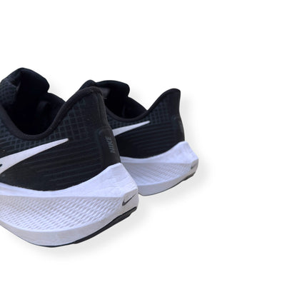NIKE AIR ZOOM PEGASUS 39 RUNNING SHOE BLACK / WHITE UK10.5 | UK 10.5, Black