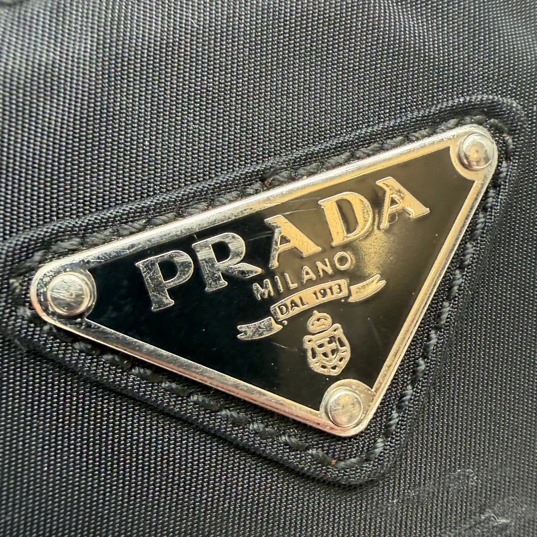 https://cdn.shopify.com/s/files/1/0564/9376/8855/files/Prada_Bauchtasche___Gurteltasche_aus_Nylon_schwarz_vintage7778.webp?v=1780487355