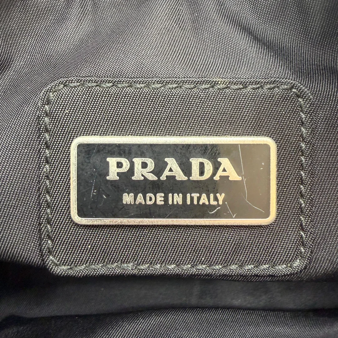 https://cdn.shopify.com/s/files/1/0564/9376/8855/files/Prada_Bauchtasche___Gurteltasche_aus_Nylon_schwarz_vintage7783.webp?v=1780487355