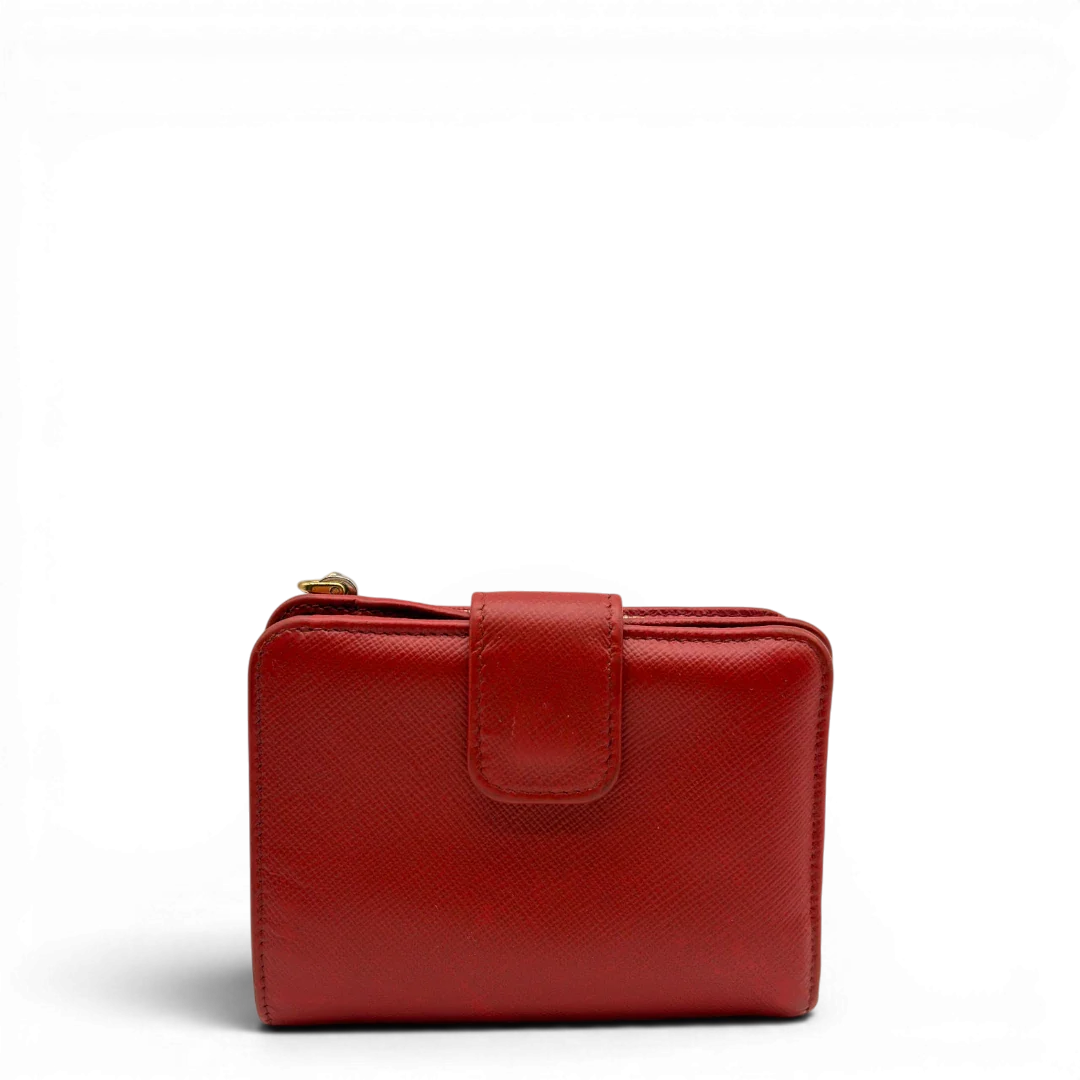 https://cdn.shopify.com/s/files/1/0564/9376/8855/files/Prada_Geldbeutel_Zip_auf_Saffiano_Leder_rot_1.webp?v=1784243608