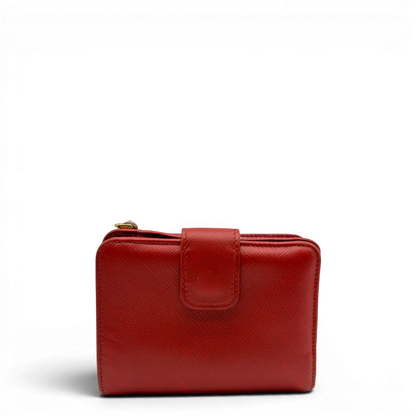 https://cdn.shopify.com/s/files/1/0564/9376/8855/files/Prada_Geldbeutel_Zip_auf_Saffiano_Leder_rot_1.webp?v=1784243608