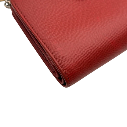https://cdn.shopify.com/s/files/1/0564/9376/8855/files/Prada_Geldbeutel_Zip_auf_Saffiano_Leder_rot_10.webp?v=1784243609