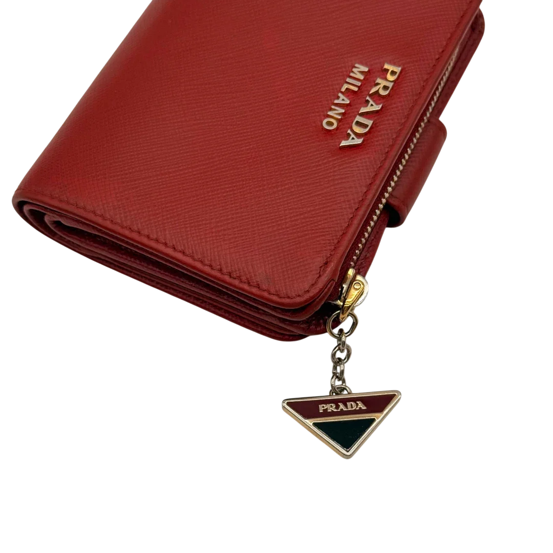 https://cdn.shopify.com/s/files/1/0564/9376/8855/files/Prada_Geldbeutel_Zip_auf_Saffiano_Leder_rot_14.webp?v=1784243609