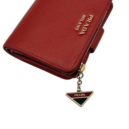 https://cdn.shopify.com/s/files/1/0564/9376/8855/files/Prada_Geldbeutel_Zip_auf_Saffiano_Leder_rot_14.webp?v=1784243609