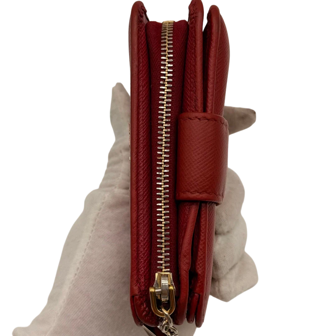 https://cdn.shopify.com/s/files/1/0564/9376/8855/files/Prada_Geldbeutel_Zip_auf_Saffiano_Leder_rot_17.webp?v=1784243609