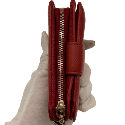 https://cdn.shopify.com/s/files/1/0564/9376/8855/files/Prada_Geldbeutel_Zip_auf_Saffiano_Leder_rot_17.webp?v=1784243609