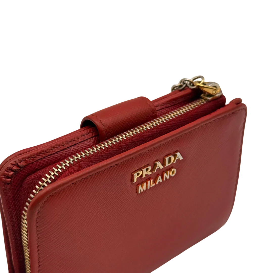 https://cdn.shopify.com/s/files/1/0564/9376/8855/files/Prada_Geldbeutel_Zip_auf_Saffiano_Leder_rot_19.webp?v=1784243609