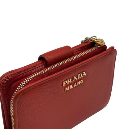 https://cdn.shopify.com/s/files/1/0564/9376/8855/files/Prada_Geldbeutel_Zip_auf_Saffiano_Leder_rot_19.webp?v=1784243609